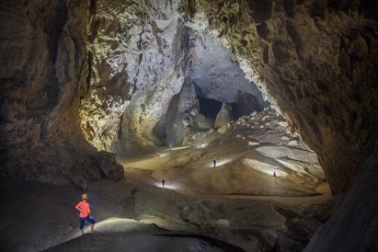 Only with very strong 32,000 Ansi Lumen LEDs the gigantic chambers of the Son Doong can be adequately illuminated.