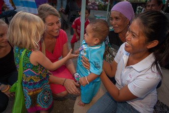 Eine der vielen Begegnungen mit malayischen Familien - hier auf dem Nachtmarkt von Kota Kinabalu.