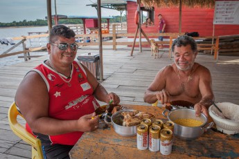 Auf einem schwimmenden Haus am Amazonas. Ich bin zu Bier und frischem Mais eingeladen.

