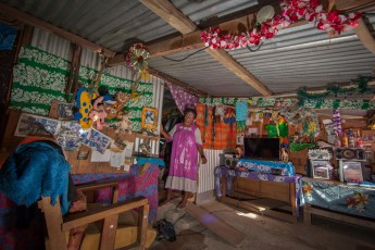 Interieur neukaledonischer Art: Das Wohnzimmer von Laura und Etienne Boya Wayahat.

