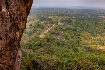 Sigirya Rock: Der ‚Ayers Rock‘ Sri Lankas! Dieser trutzige, über 200 Meter hohe und steile Granitmonolith diente vor etlichen Jahrhunderten einem König als Schutzburg vor der Belagerung seiner Verfolger.
Die schweißtreibende Besteigung über steile, endlose Treppen und Stahlleitern wird auf dem Gipfelplateau mit fantastischen kilometerweiten Ausblicken auf die Landschaft belohnt. 
Links im Bild wandern Annette und Amelie.
