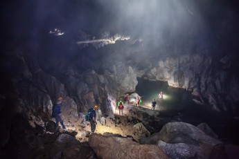 The Son Doong cave is not for unsporting or anxious. Again and again we have to rappel, abseil, or cross rivers, where we sink to the chest.