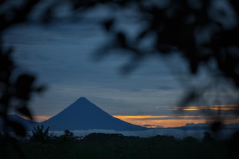 Abendlicher Blick auf den Arenal, der jüngste der fünf aktiven Vulkane Costa Ricas.
