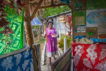 Bonjour, Malte. Laura serves breakfast in a lovingly decorated and decorated wooden cabin on her property.