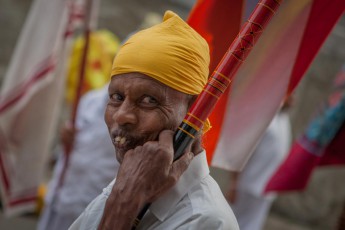 Ein Flaggenträger während der buddhistischen Prozession Esala Perahera in Kandy.
