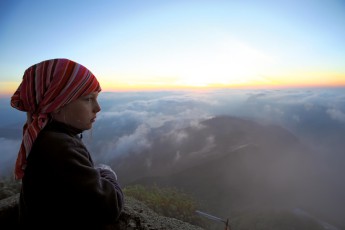 Kurz nach 6 Uhr erhebt sich die Sonne über die Wolkendecke und taucht die Landschaft rings um den Adam’s Peak in ein atemberaubend zartes Licht. Zuvor legten Malte und Amelie 4.800 Stufen während 3 Stunden und 15 Minuten Aufstiegszeit inklusive dreier Keks- und Teepausen zurück. Amelies Tagebuch weiter: "Um 9 Uhr morgens sind wir im Hotel zurück. Dort hat eine Reisegruppe applaudiert, weil ich es geschafft habe. Das war das Anstrengendste, was ich je in meinem Leben gemacht habe."
