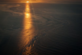 Sonnenaufgang über der Riffkante der überwältigend schönen Lagune.

