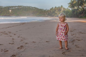 Mirissa. Frühmorgens spazieren Smilla und ich am Strand. Im Hintergrund links, blitzt eine weiße Häuserwand aus den Palmen. Dort kehren wir für ein paar Wochen ein.