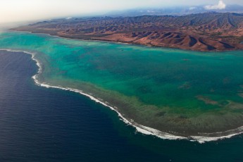 Die Kante der Lagune ist 3 bis 19 Kilometer vom Festland entfernt, die Lagune selbst nur wenige Meter tief. Ein Paradies für Taucher.

