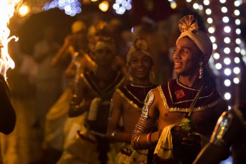The hour-long procession is accompanied by countless groups with music, drums, flag and canopy carriers, spear carriers and golden armour, the holy insignia of the gods.