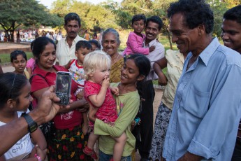 Smilla and her usual „following“.
Smilla und ihre übliche „Fangemeinde“.
Pollonaruwa: Eine srilankische Großfamilie strömt auf uns zu und in der nächsten Viertelstunde wandert Smilla von einem Arm auf den nächsten. Zahllose Handys schießen Erinnerungsfotos. Smilla wird mit Keksen bestochen und nimmt alles sehr gelassen.