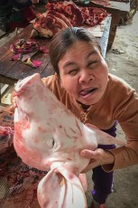 Eine Marktfrau in Phong Nha treibt ihr Späßchen mit mir.
