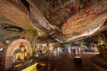 The golden monastery Rangiri Vihara looks back on about 2000 years of history. This grotto, Maharaja Viharaya, is the largest with 37 meters length and 23 meters width. The murals were applied to older drawings in the second half of the 18th century.