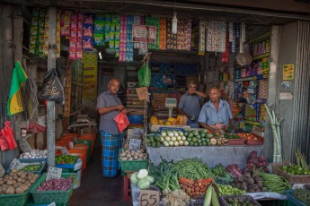 Bitte einmal die gesamte Farbpalette: Ein typischer Gemüsehändler in einer Straße von Kandy.


