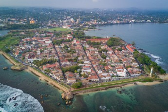 The Galle Fort was built by the Dutch in 1663. The enormous, 3 km long walls of the World Cultural Heritage even withstood the tsunami waves at the end of December 2004.
