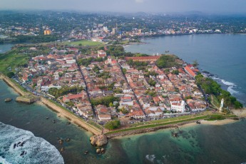 
The Galle Fort was built by the Dutch in 1663. The enormous, 3 km long walls of the World Cultural Heritage even withstood the tsunami waves at the end of December 2004.