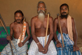 Bei Ankunft in Dambana begrüßt uns der Vedda-Chief persönlich. Rechts im Bild ist sein Sohn, der zukünftige Häuptling, zu sehen. Die Erbfolge wird wie in Könighäusern vom Vater auf den Sohn übertragen. Wir unterhalten uns lange mit dem Stammesoberhaupt und er beantwortet all unsere Fragen geduldig und ausführlich. Über der Schulter tragen die Veddas ihre Axt, die als tägliches Werkzeug und bei der Jagd eingesetzt wird.