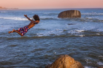 Sri Lanka: Sundeepa ist einer der vier 'Galle Fort Cliff Jumpers', die ihren Lebensunterhalt mit wagemutigen Sprüngen von hohen Felsen verdienen.