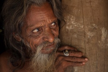 Der Vedda Kiri Bandiya, 75 Jahre, im Eingang seines Hauses.
