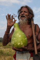 Kiri Bandiya, mit dem ich einen Tag verbringe, philosophiert über den Kalebasse Kürbis in seinen Händen. Die Frucht wird ausgehöhlt und getrocknet, um schließlich Flüssigkeiten oder Honig damit zu transportieren.