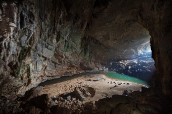 Erster Tag der fünftägigen Expedition durch die größte Höhle der Welt: die Son Doong Cave in Vietnam. Auf dem Weg dorthin durchqueren wir die schon riesig anmutende Hang En Höhle und nächtigen in der Nähe des Eingangs.