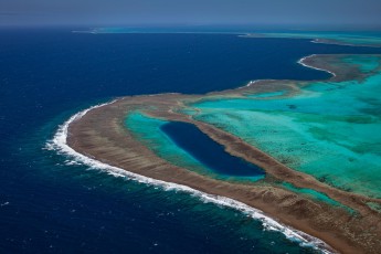 Das 'blue hole' am Außenrand des Neukaledonschen Barriere Riffs. Nicht einmal Taucherlegende Jaques Costeau hat es bis auf den Grund geschafft, der bei etwa 150 Metern liegt.