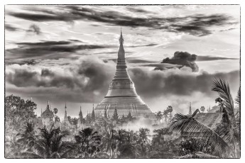 Burma/Myanmar: Die Shwedagon Pagode nach einem Monsunschauer.