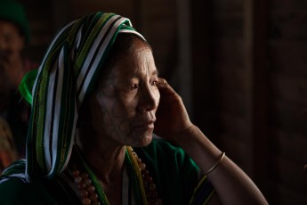 Burma/Myanmar: Eine Chin-Frau aus einem animistischen Dorf in einem abgelegenen Ort in der Nähe von Mindat. Das Foto wurde während einer besonderen Zeremonie aufgenommen, bei der neun Ochsen geopfert und ihre Köpfe an Stangen aufgehängt wurden.