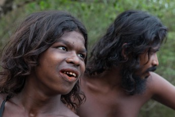 Die Veddas sind genetisch mit den Aborigines verwandt. Dies vermag man auch dem Gesicht Tupiyas (links) abzulesen.