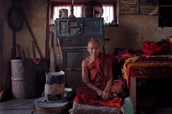 Burma/Myanmar: Ein Mönch in seiner Klause in Namshan. Auf den ersten Blick scheint es, als blicke er an der Kamera vorbei. Beim näheren Hinschauen wird jedoch klar: er erwidert den direkten Blick des Betrachters.