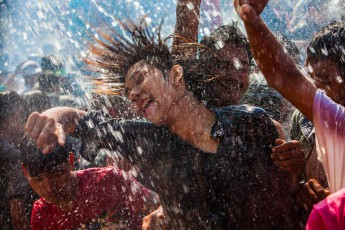 Burma/Myanmar: Das Waterfestival – Zeit für Ausgelassenheit, Alkohol, Techno und Ekstase. Das Wasser soll Altes wegwaschen und Platz für Neues schaffen. Jeder wirft jedem aus Eimern, Wasserpistolen und Schläuchen das kühle Nass entgegen. Vor allem junge Menschen können mal richtig Dampf ablassen.