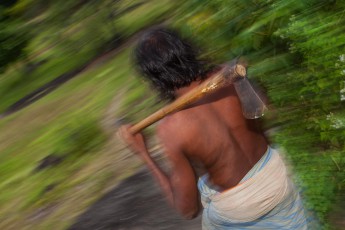 Die Axt – das unentbehrliche Werkzeug der Männer –wird immer und auf allen Wegen auf der Schulter mitgeführt.