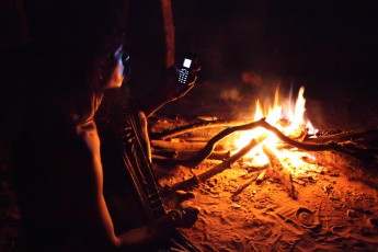 Ein Vedda holt im Schutz der Dunkelheit heimlich sein Mobiltelefon hervor, um darauf herumzuspielen. Es ist ihm peinlich, da es für ihn ein Bruch der Tradition bedeutet und er Schelte vom Stammeschef fürchtet. Nach nur wenigen Augenblicken verschwindet sein Schatz wieder in den Falten des Sarongs.
