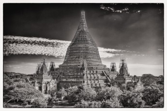 Burma/Myanmar: Das letzte Foto der 'Timeless Burma'-Serie:
Die Dhammayazika Pagode, eingerüstet mit Bambusstäben. Alle paar Jahre vergoldet man die Stupa neu. Dazu nutzt man nicht etwa Goldfarbe, sondern verwendet herkömmliche, etwa 3 x 3 cm große Goldblättchen. Diese werden zu Abertausenden nacheinander - und monatelang - aufgetragen. Eine Arbeit, die viel Duldsamkeit erfordert.