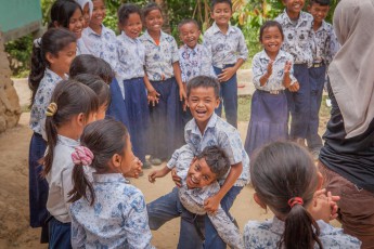 Indonesien, Sumatra: Diese natürliche Spielfreude der Schulkinder ist so ansteckend - ich kann vor Grinsen kaum Fotografieren. Mir steigen Tränen in die Augen.
