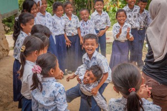 Indonesien, Sumatra: Diese natürliche Spielfreude der Schulkinder ist so ansteckend - ich kann vor Grinsen kaum Fotografieren. Mir steigen Tränen in die Augen.