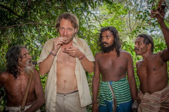 Nach der "Honigjagd": Auch ich darf eine Wabe verzehren. Zugegeben, es fiel mir nicht leicht, in diese "Larvenbehausung" zu beißen, aber der Geschmack war überwältigend: Süßer, feiner, würziger Waldhonig wie er natürlicher nicht sein könnte, der Geschmack zieht sich tief in meine hinteren Kiefernknochen.