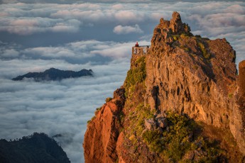 Vom letzten Sonnenlicht des Tages angestrahlt: Ein spektakulärer Aussichtspunkt an der Wanderroute Vereda do Arieiro.