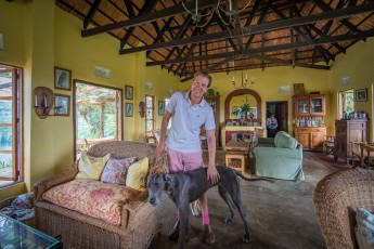 Aubrey Price, Besitzer der Ndali Lodge, einer meiner Lieblingsorte in Uganda. Vor allem dieses Zimmer strahlt einen ganz besonderen "Entdecker-Touch" aus, den ich so sehr liebe. Ich bin auch auf diesem Foto, aber wo?