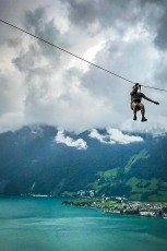 Pure adrenaline! Malte dares to try the Cliff Trail. He hurtles over a cliff with a deep view and a fantastic view of Lake Lucerne and the Rütli.