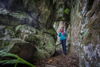 Immer wieder sind die Wanderwege entlang Levadas mit Felsbögen überspannt.