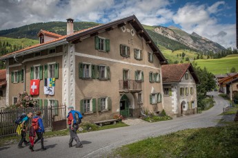 Viele Häuser des Dorfes Bergün sind im Engadiner Stil aus dem 16. bis 18. Jahrhundert und Fassadenmalereien - genannt Sgraffito - versehen.
