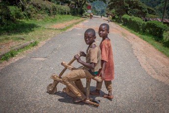 In Kilembe, dem letzten Dorf vor dem Rwenzori Nationapark, ist Spielzeug Mangelware, das Geld wird für wichtigere Dinge des Lebens gebrauht. Daher bauten sich diese beiden Jungs ihren Roller aus Holzbalken und Fundsachen zusammen.

