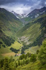Deep insights into the Val Tuors. And lies Chants, the destination of our hike.