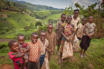 Inmitten des Teeanbaugebiets von Uganda. Bei fast jedem Fotostopp werde ich rasch von neugierigen wie freundlichen Kindern umrungen.

In the middle of Uganda's tea-growing region. At almost every photo stop, I am quickly surrounded by curious and friendly children.