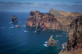 Am Ponta de São Lourenço: Ausblick auf schroffe Meeresfelsen.