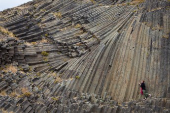 Porto Santo: Annette bestaunt die Basaltformation am Südhang des Pico de Ana Ferreira