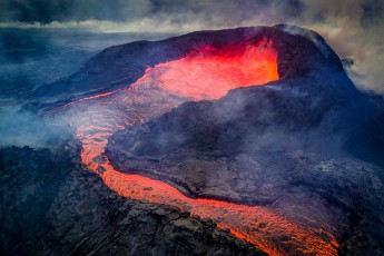 I can hardly believe what the drone screen shows me: A lava lake is simmering in the crater, spilling over the edge and feeding the lava flows. What an elemental force!