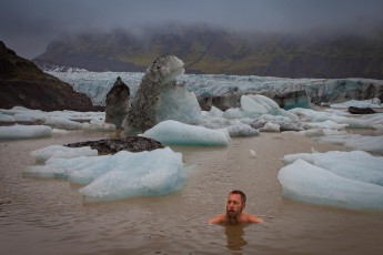 Mein Bad in der Lagune des Svinafellsjökulls.