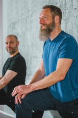 Andri is miles ahead of me in mobility and body control. Here he shows me an exercise to improve my flexibility (photo by Frank Nieuwenhuis).